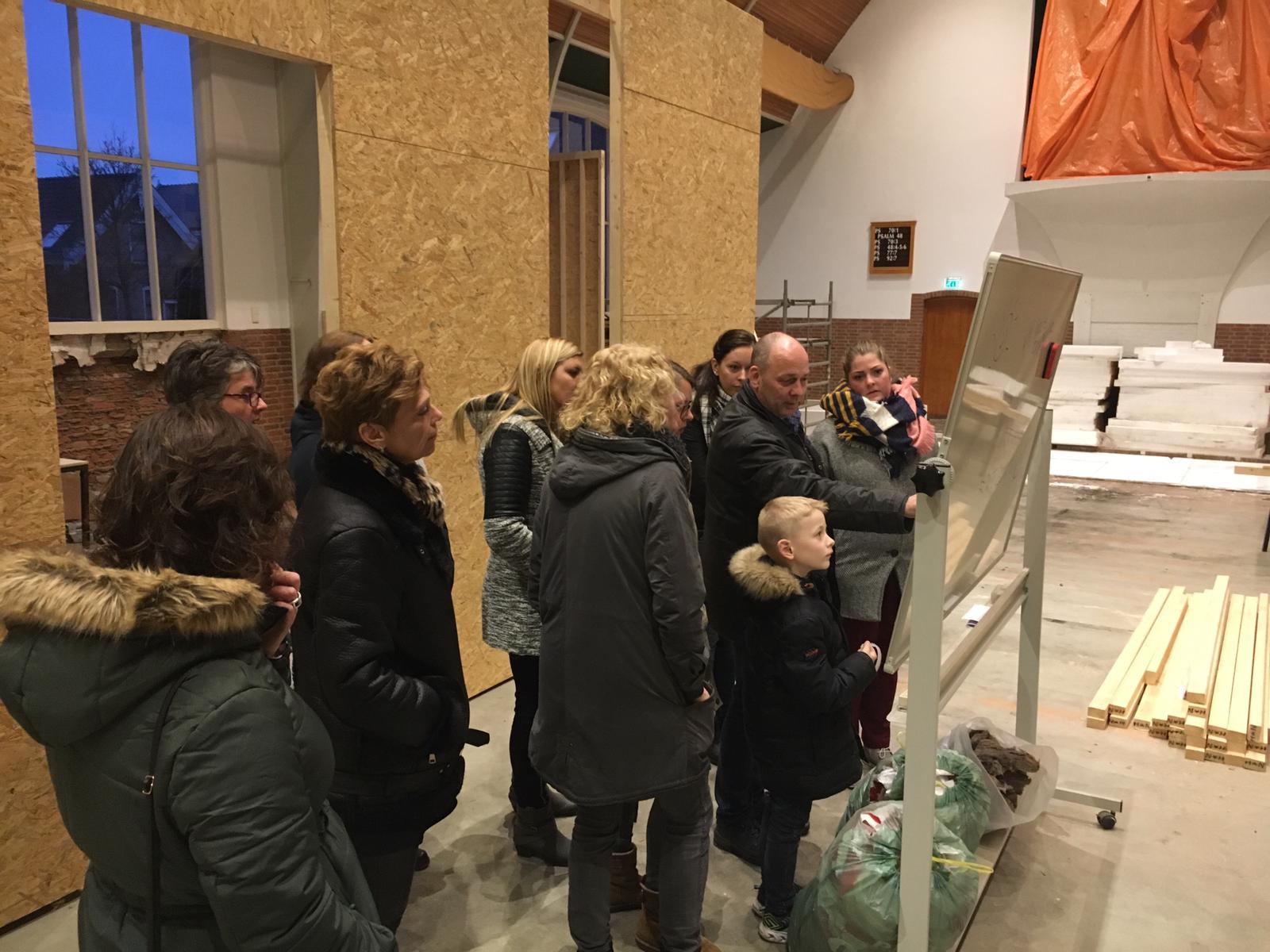 Rondleiding voor team Zomerkind tijdens de bouw